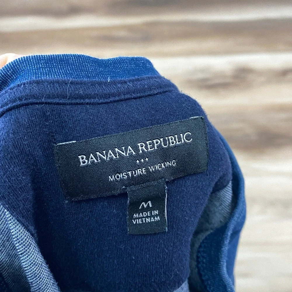 Banana‎ Republic Pullover Mens Medium Moisture Wicking Raglan Blue Modern Active
